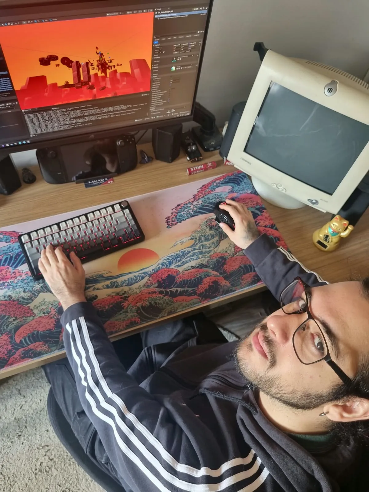 Gabriel Franco em sua mesa, com o Unity aberto no monitor, olhando para a câmera